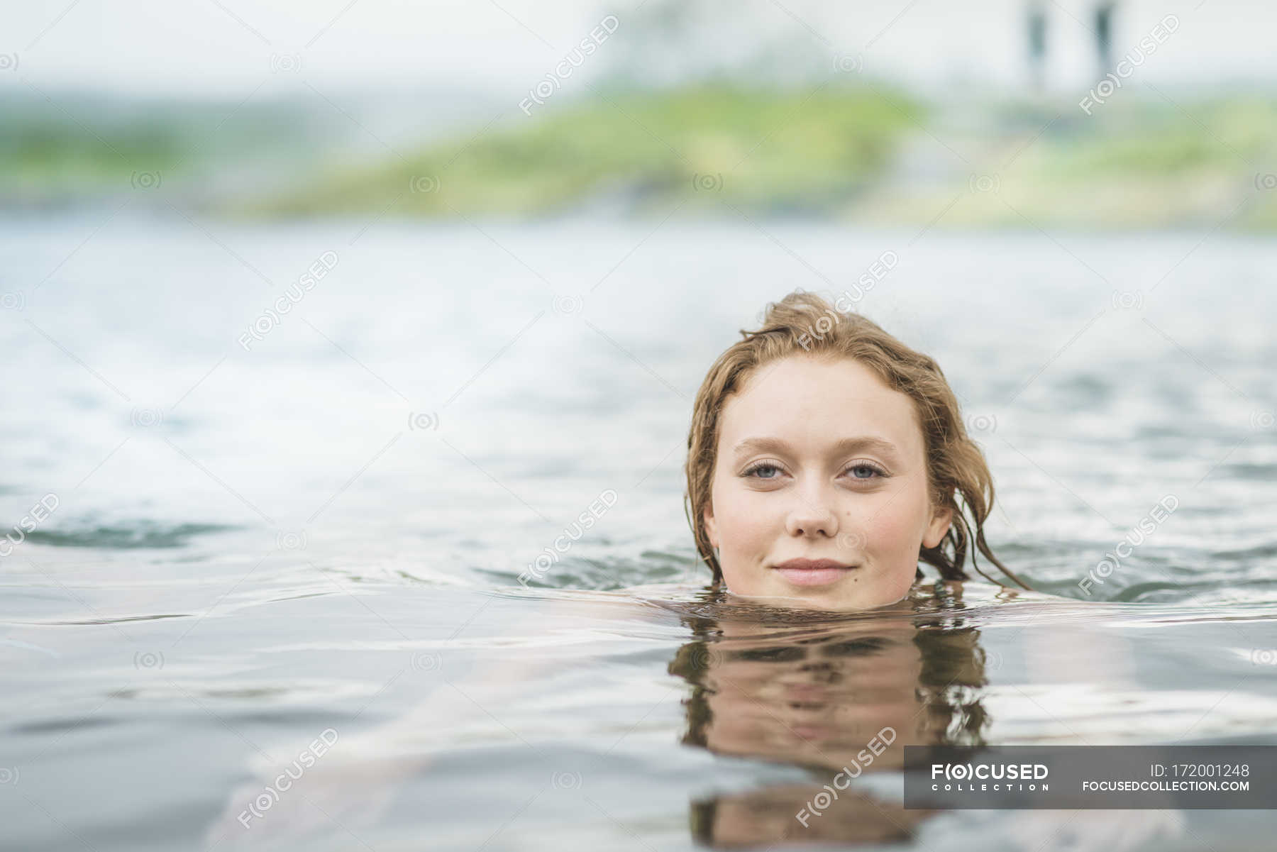 Женщины купаются в реке