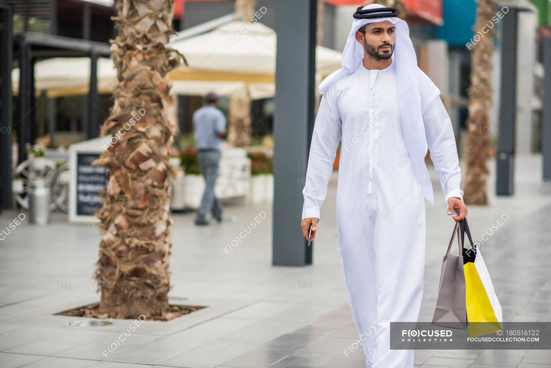 Сколько брать с собой в дубай. Тауб дишдаша. Национальная одежда ОАЭ. Одежда мужчин в ОАЭ. Одежда в арабских Эмиратах для мужчин.