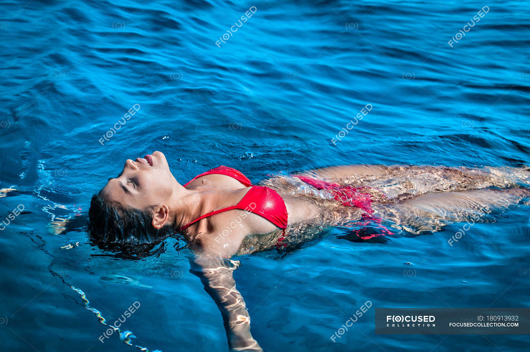 Девочка плывет на спине. Девушка плавает в море. Женщина поплыла. Женщина поплыла. Девушук аплавает в море.