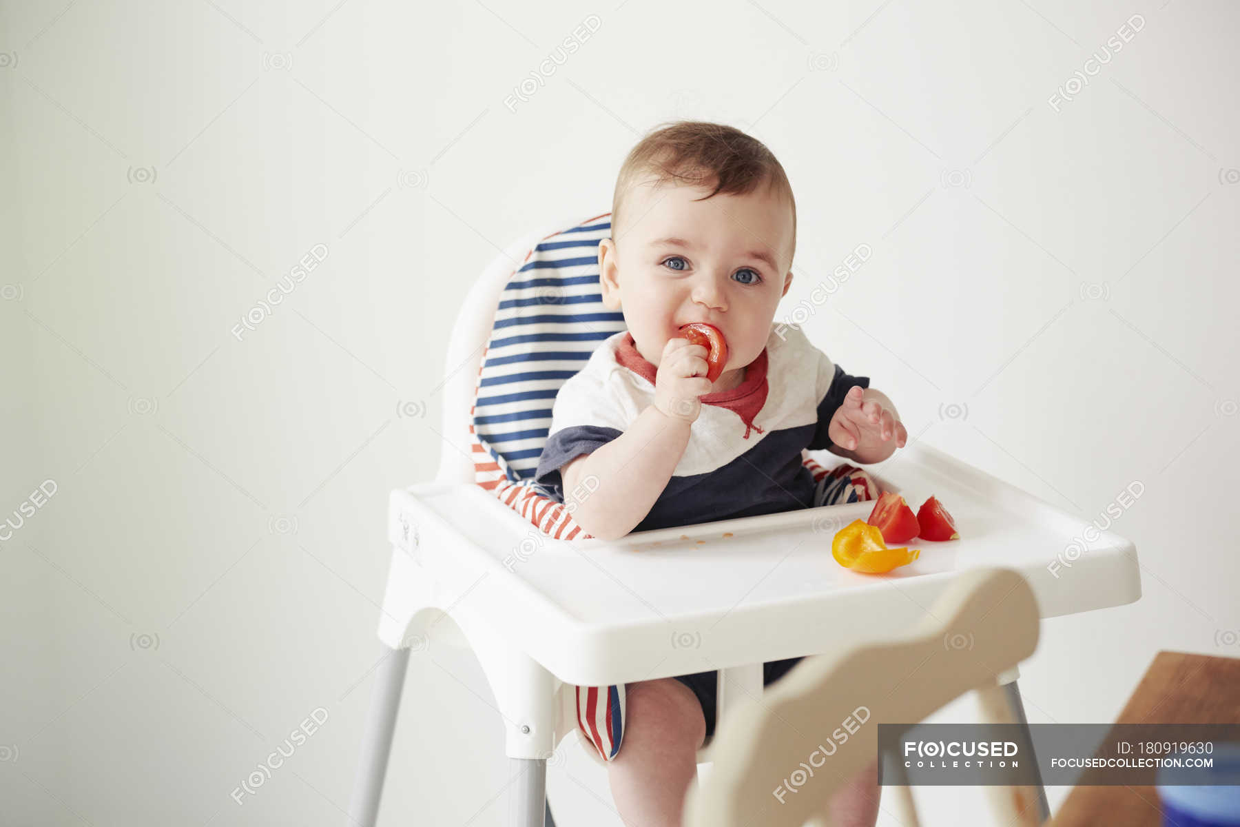 Как сидит малыш в 10 месяцев за столиком