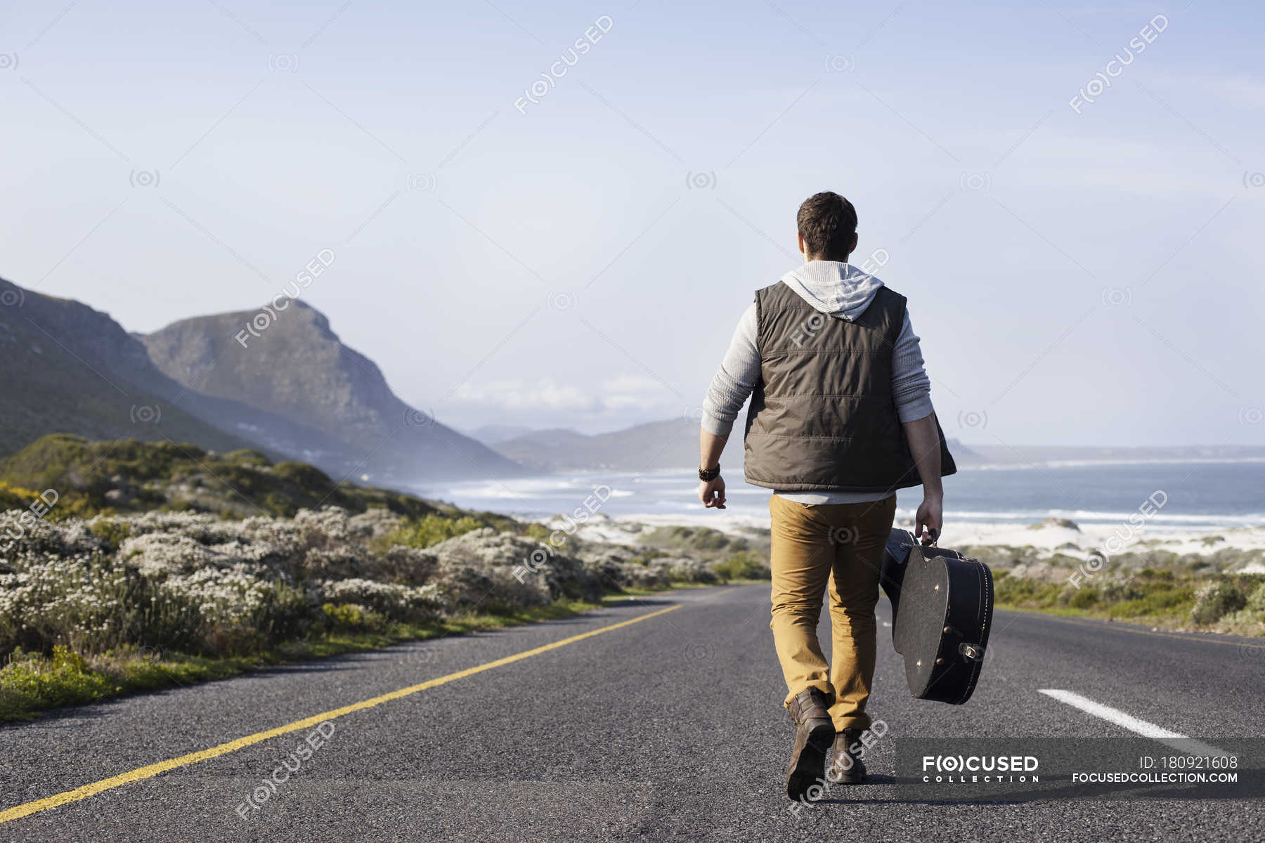 Ехать пешком. Человек с рюкзаком на дороге. Мужчина с рюкзаком дорога. Человек с гитарой на дороге. Человек идет с гитарой по дороге.