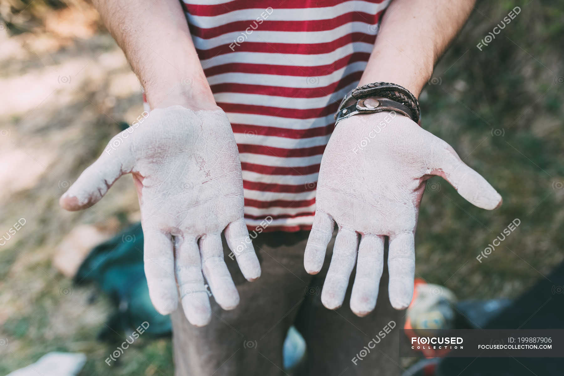 камень в руке человека. рука с мелом. руки в тальке. ладонь. рука с мелом.
