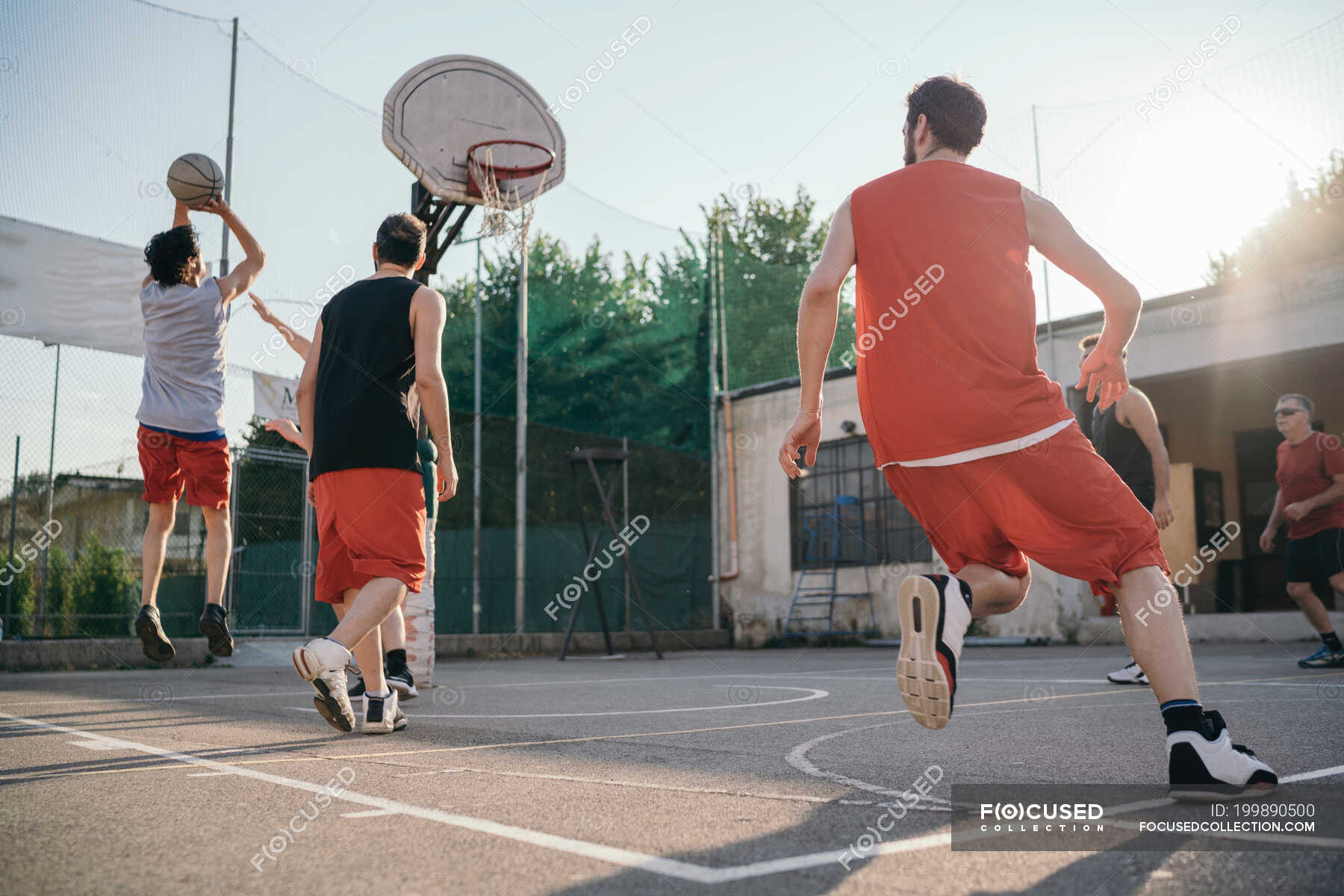 I m playing basketball. Встреча на баскетбольной площадке. Драка на баскетбольной площадке. Парная фотосессия на баскетбольной площадке. Свадебная фотосессия на баскетбольной площадке.