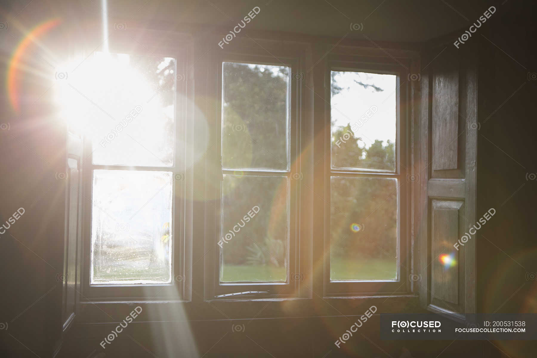 На какую сторону солнечные окна. Солнце через окно. Солнце в окне. Лучи солнца через окно. Солнце сквозь окно.