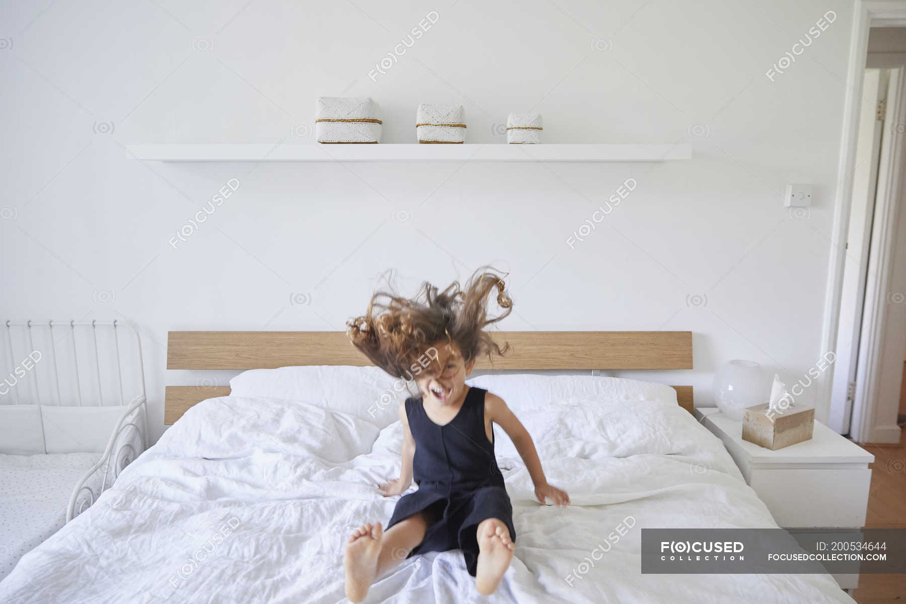 Девочки прыгают по кроватям
