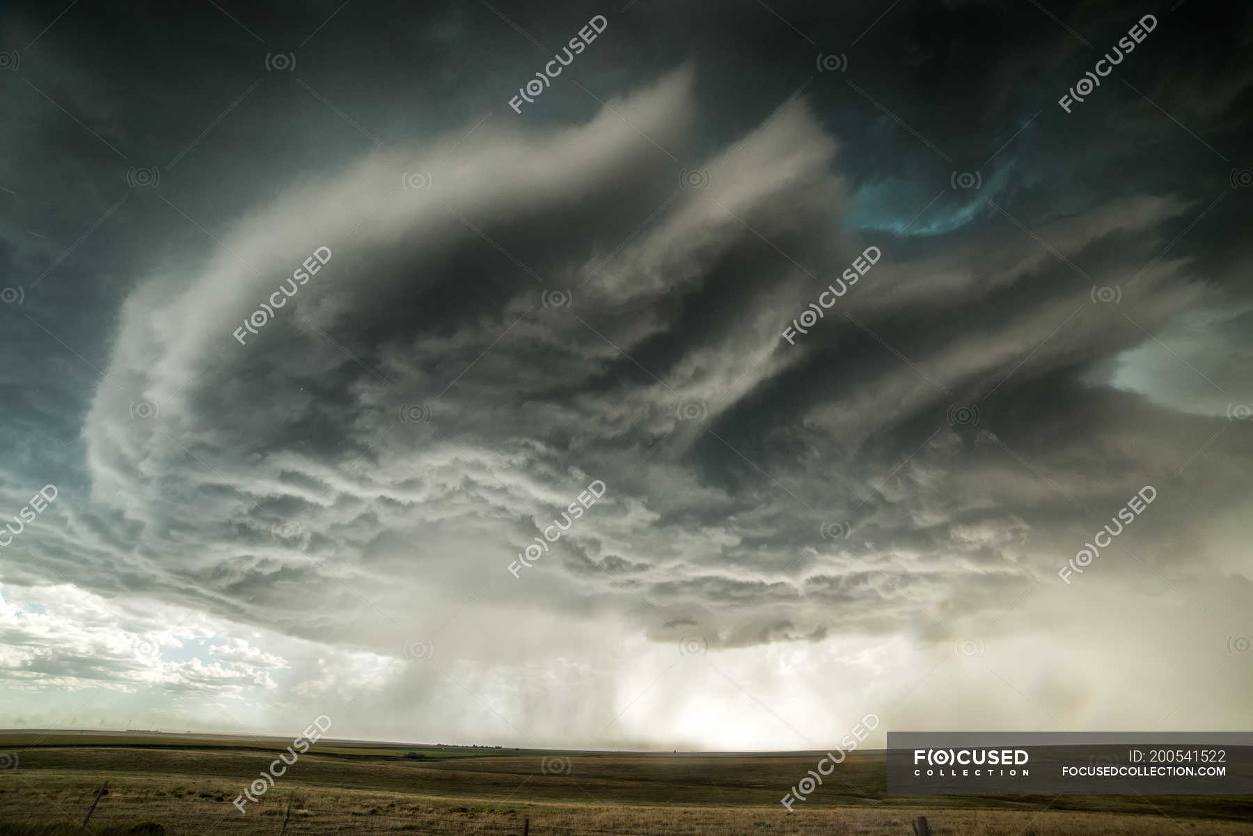 Признаки приближающегося смерча. Стихийные бедствия смерч. Приближающемся урагане. Запах грозы. Торнадо шторм сша.