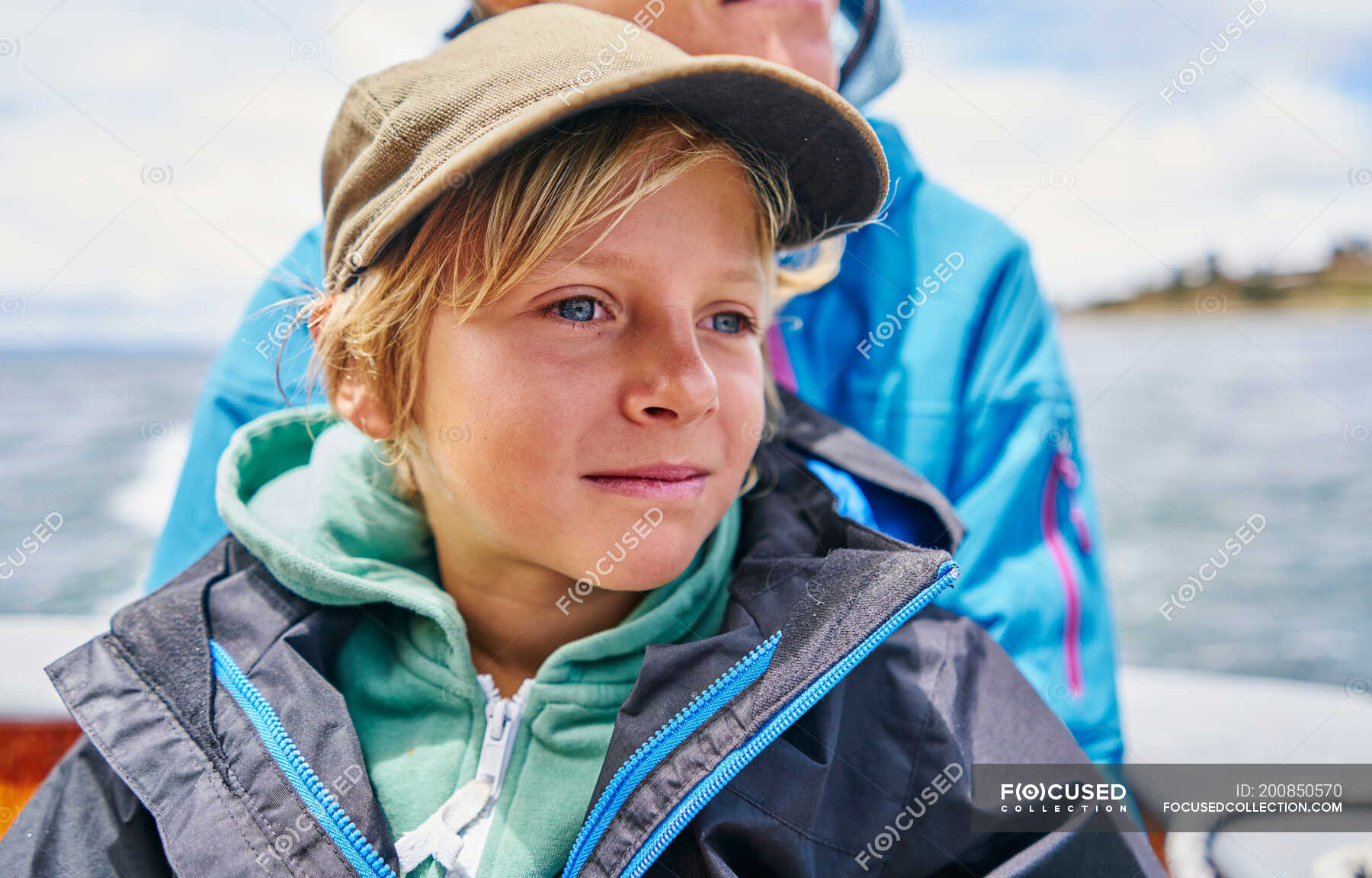 ragazzo-e-sua-madre-in-barca-a-motore-in-mare-puno-per-acqua