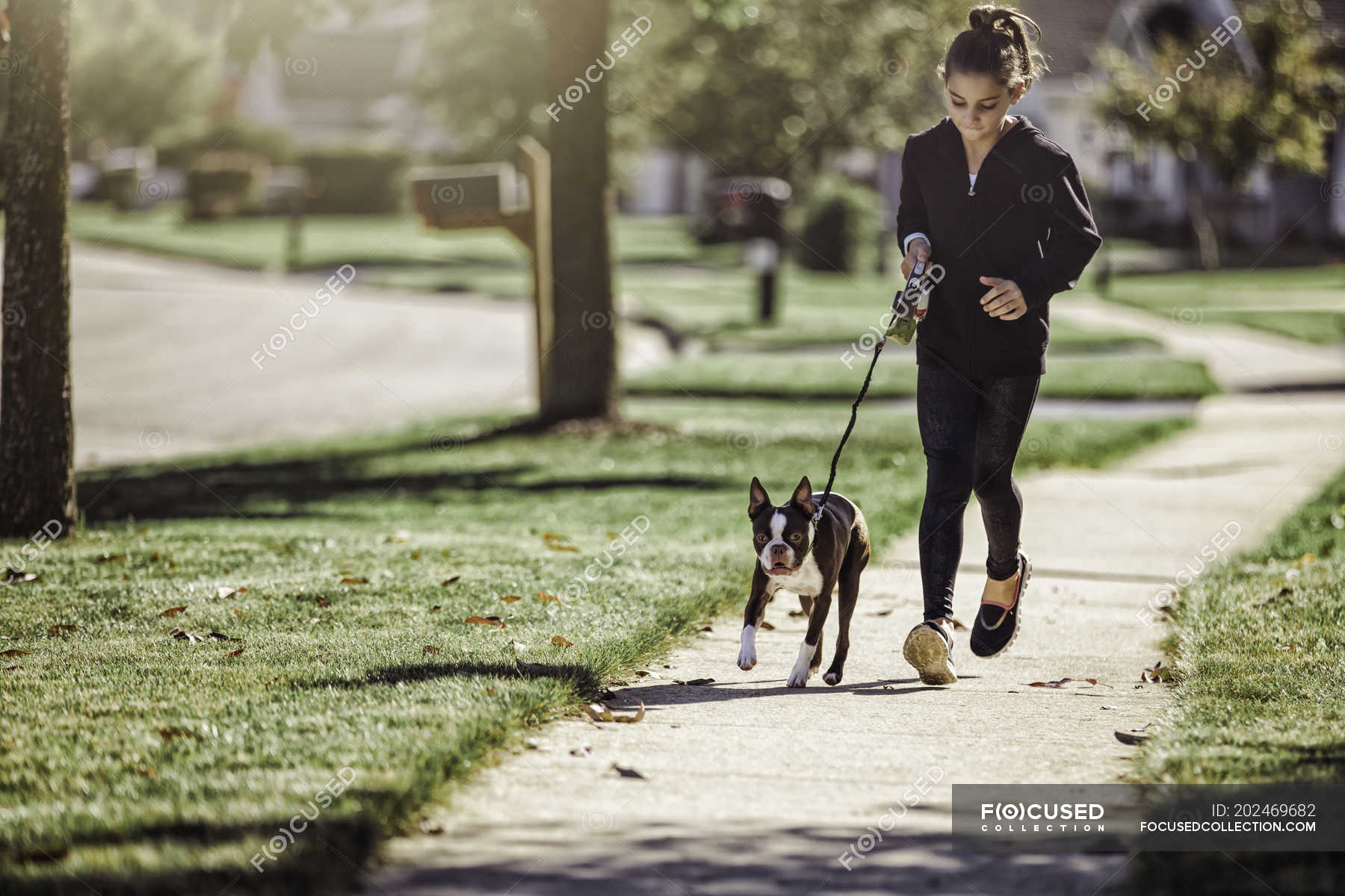 Kate likes to walk along. Девушка гуляет с собакой. Девушка выгуливает собаку. Девушка на прогулке с собакой. Прогулка с телефоном.