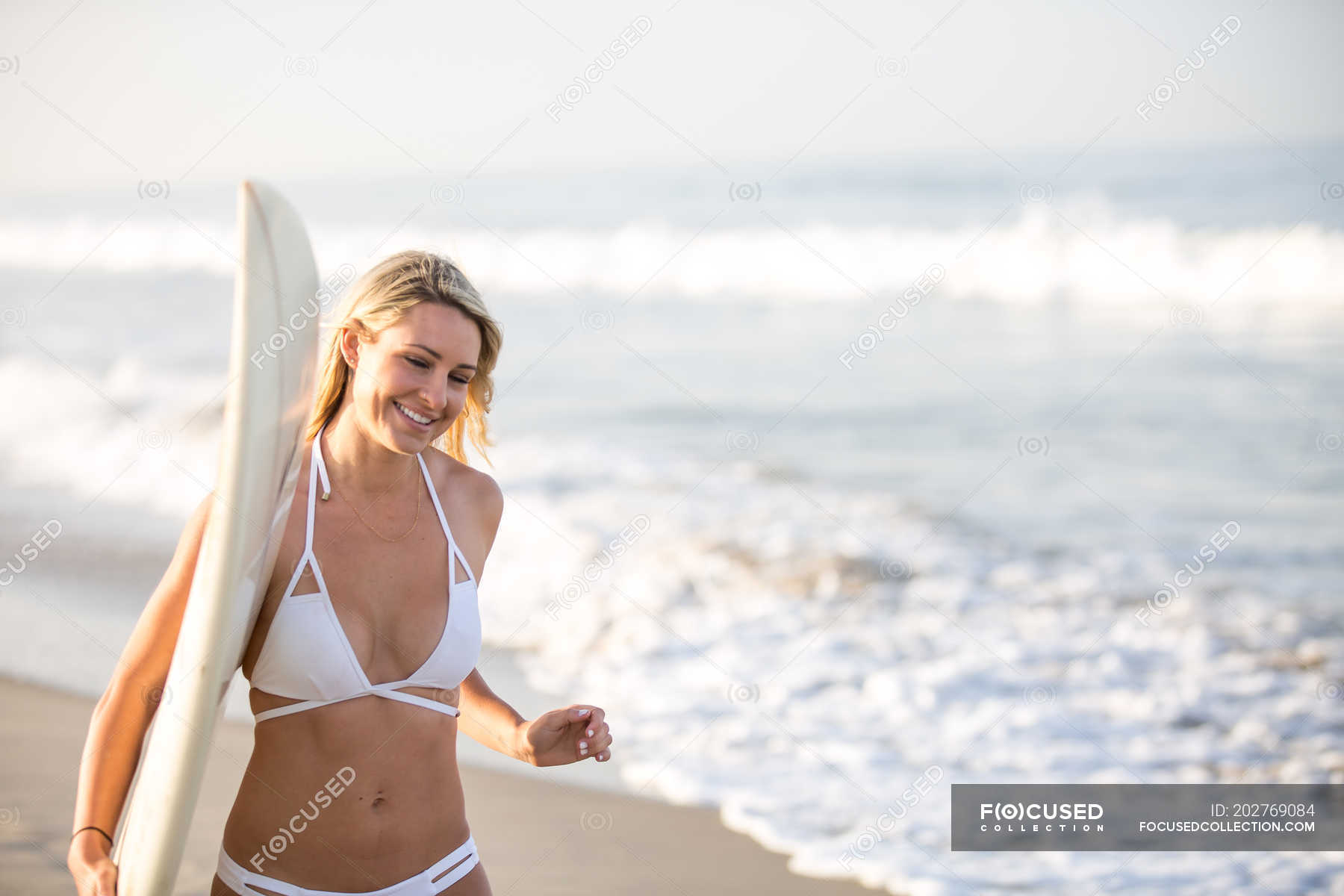Young Female Surfer Carrying Surfboard Along Beach Santa Monica California Usa — Woman