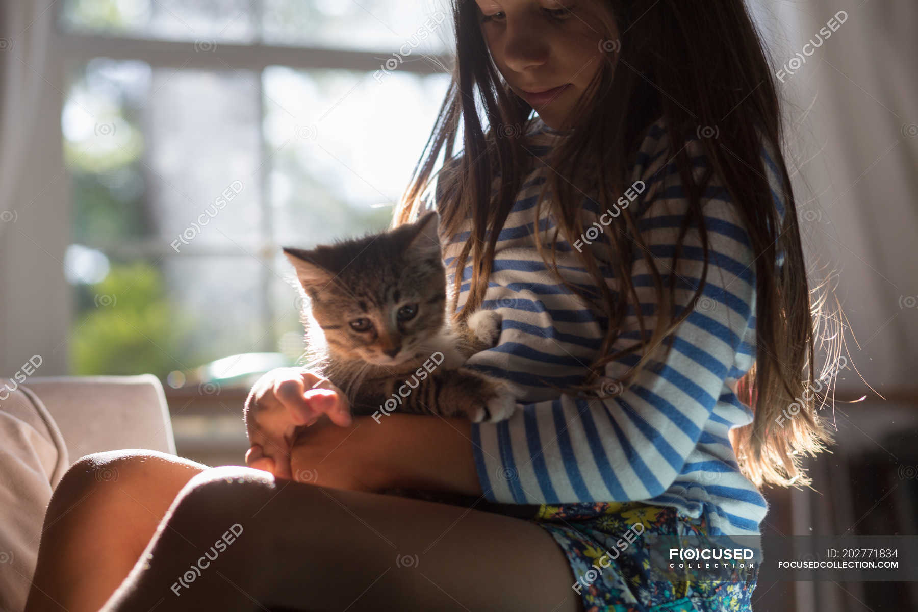 Девушка играет с котенком