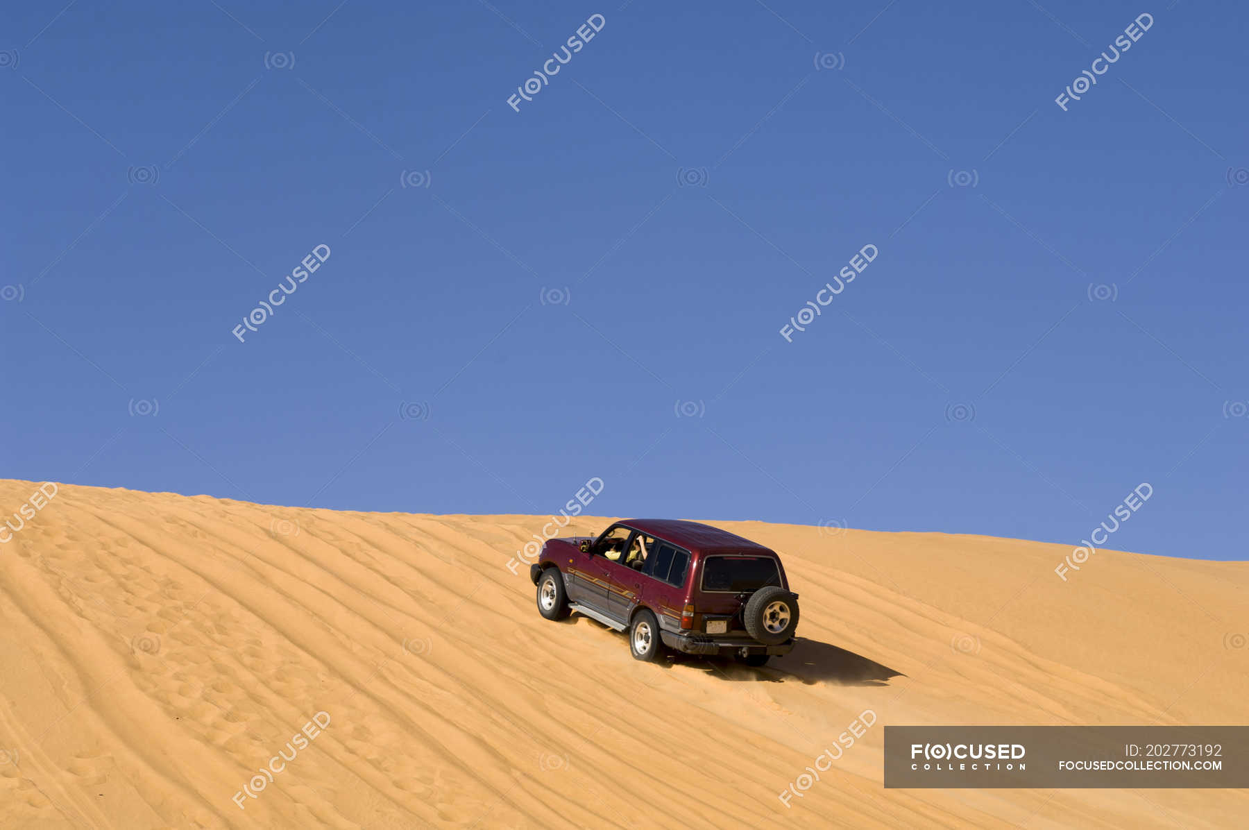 SUV on sand dunes, Erg Awbari, Sahara desert, Fezzan, Libya — nature ...