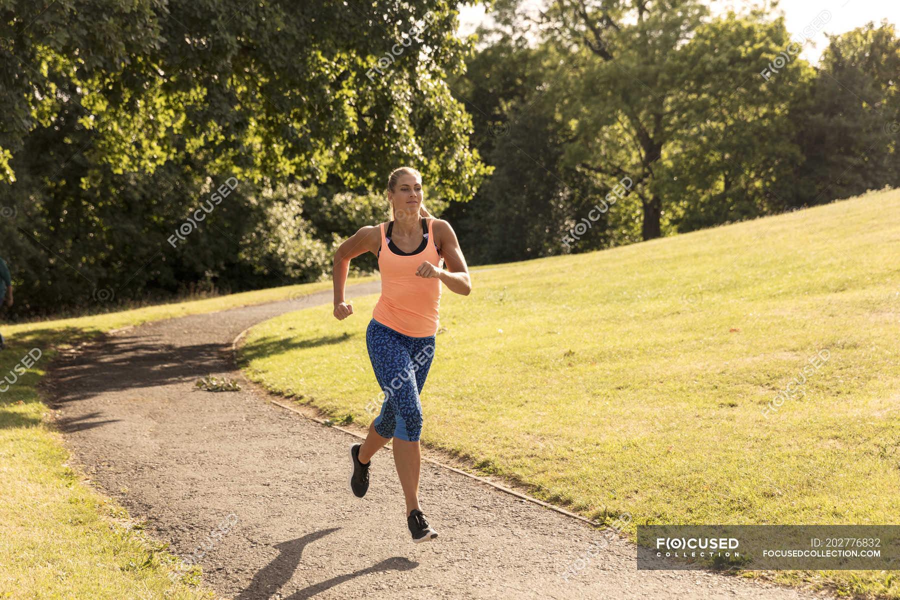 Пробежка в парке. Женщина бегает. Девушка на пробежке. Женщина бегает. Девушка бежит по парку.