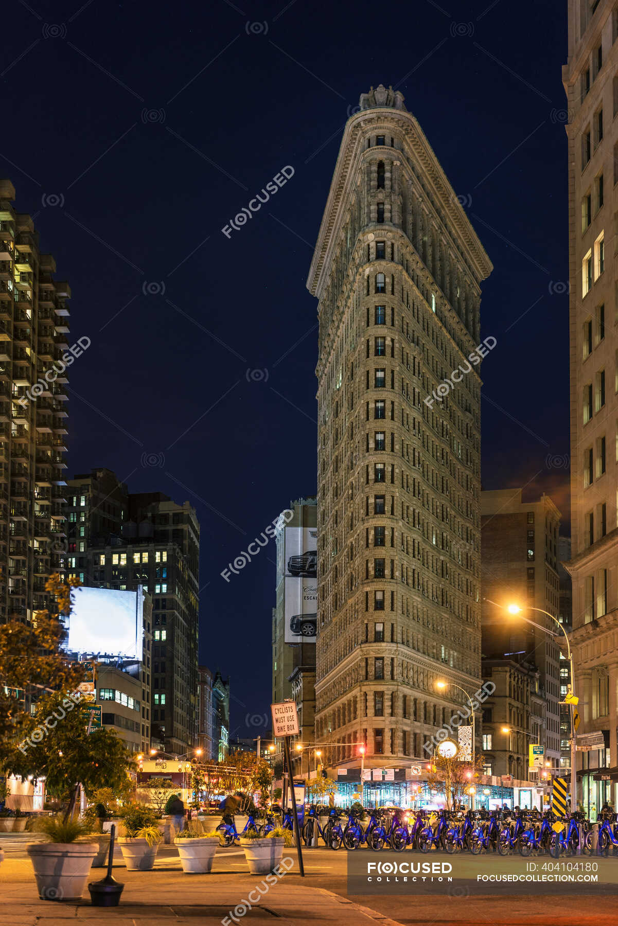 flatiron building at night