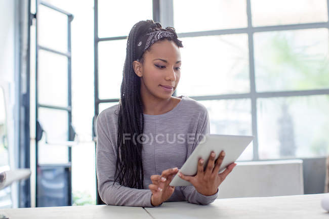 Femme utilisant une tablette numérique — Photo de stock
