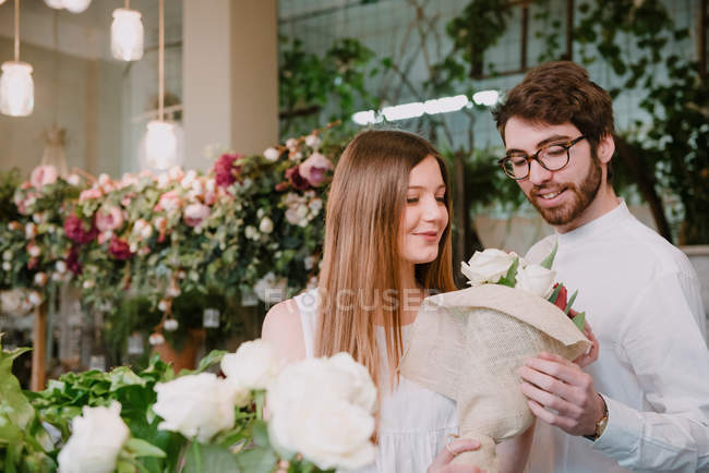Пара, що вибирає букет квітів — стокове фото