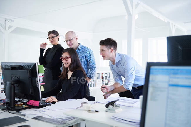 Колеги, що працюють в офісі — стокове фото