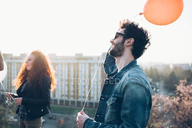 Friends standing on roof — Stock Photo