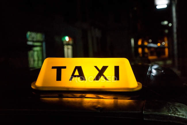 Señalización de taxi iluminada - foto de stock