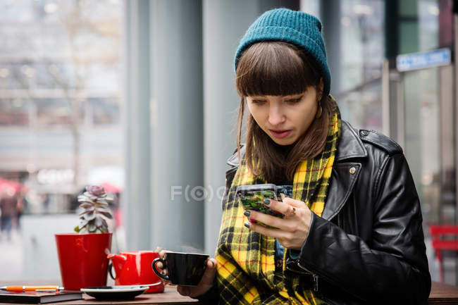 Jeune femme au café sur le trottoir — Photo de stock