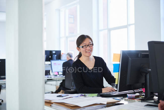 Женщина, работающая в офисе — стоковое фото