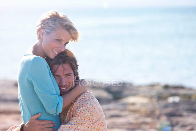 Coppia abbracci sulla spiaggia — Foto stock