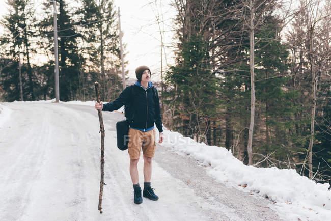 Männlicher Wanderer steht auf Waldweg — Stockfoto