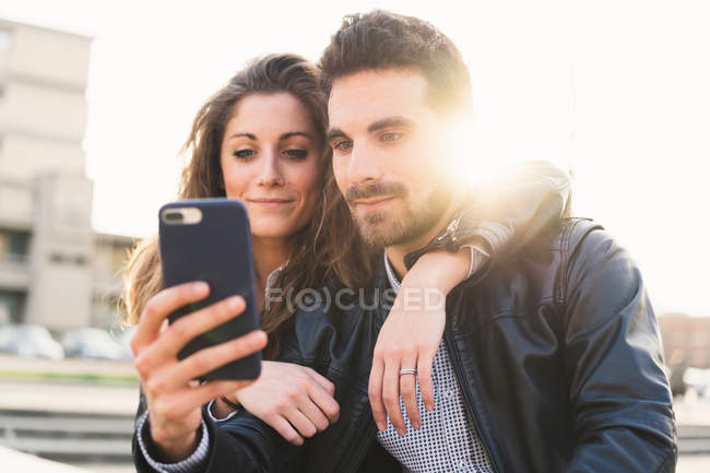 Casal tirando selfie — Fotografia de Stock