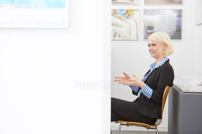 Жінка-дизайнер сидить в офісі — стокове фото