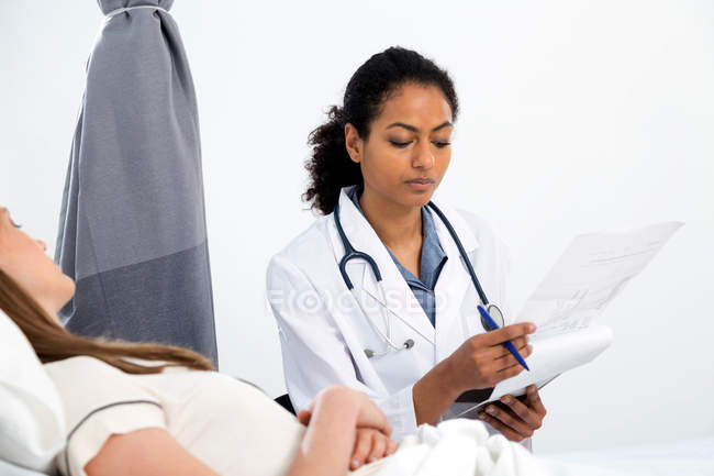 Arzt berät sich mit Patient — Stockfoto