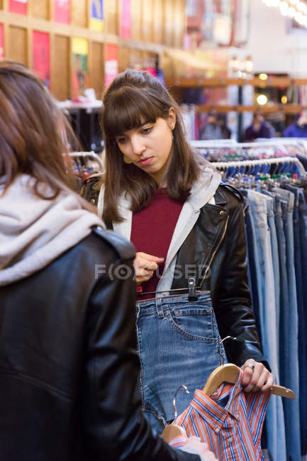 Joven mujer tratando jeans - foto de stock