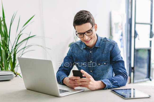 Man looking at mobile phone — Stock Photo