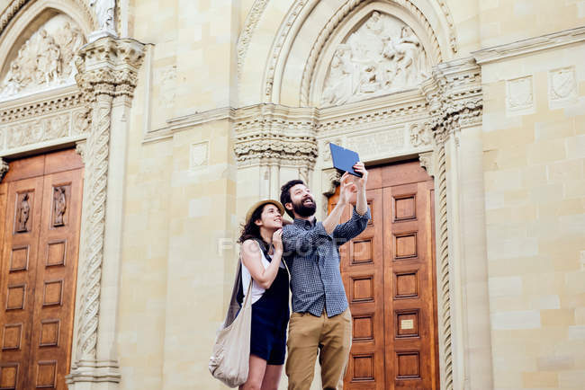 Pareja tomando selfie tableta por Catedral de Arezzo - foto de stock