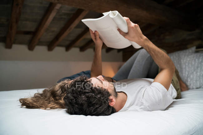 Couple reading book together — Stock Photo