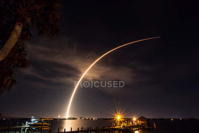 Rocket launches from Cape Canaveral — Stock Photo