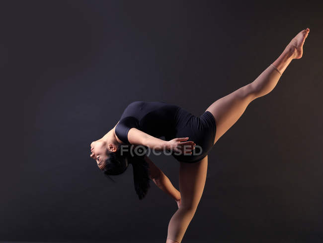 Молода танцівниця — стокове фото
