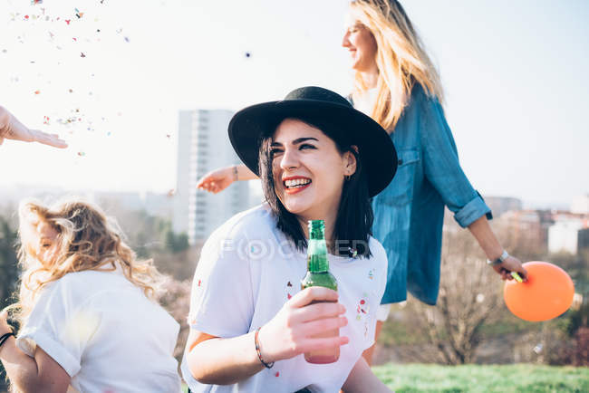Grupo de amigos desfrutando de festa no telhado — Fotografia de Stock