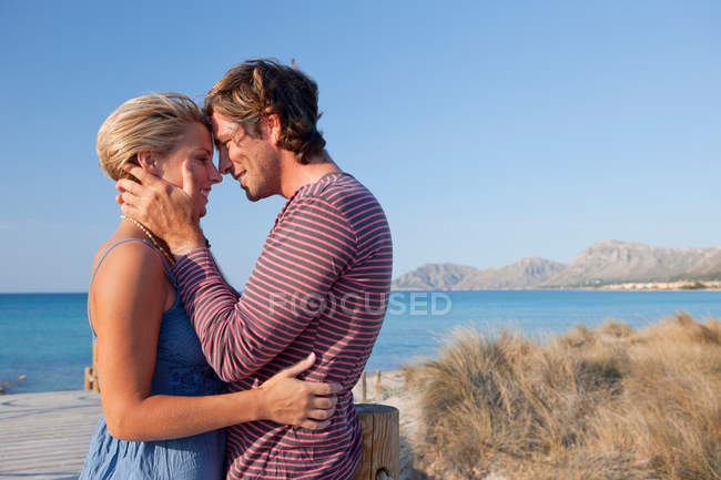 Пара обіймається на пляжі — стокове фото