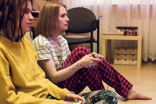 Friends playing game — Stock Photo