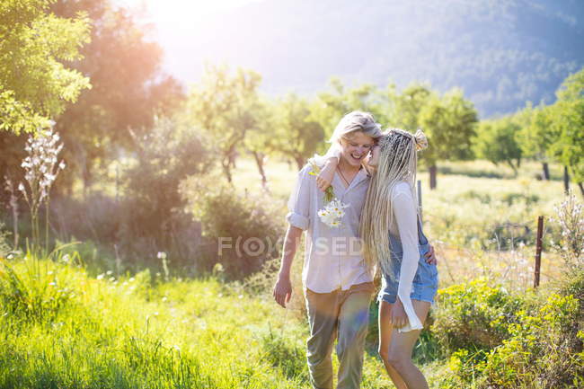 Пара прогуливаясь в поле — стоковое фото