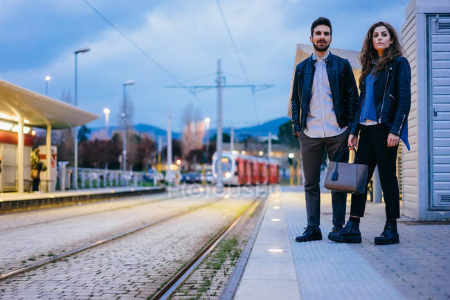 Пара ожидающих на трамвайной платформе — стоковое фото