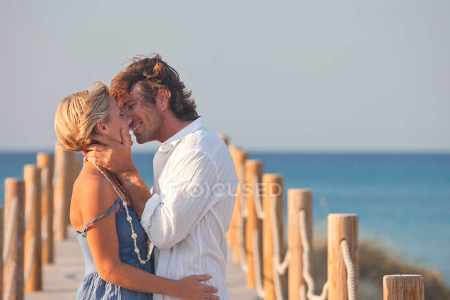 Couple kissing by sea — Stock Photo