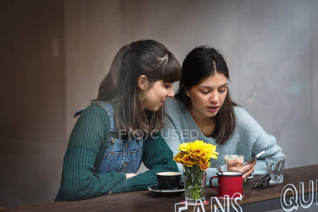Mujeres jóvenes en la cafetería - foto de stock