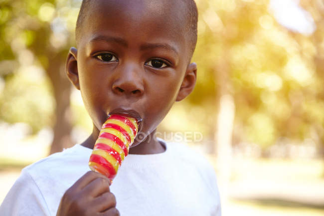 Menino comendo gelo alegre — Fotografia de Stock