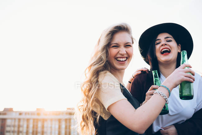 Дві молоді жінки, на відкритому повітрі — стокове фото