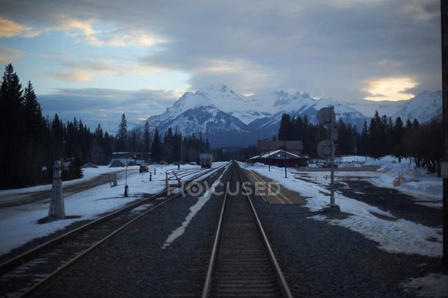 Железнодорожные пути с горами на заднем плане — стоковое фото