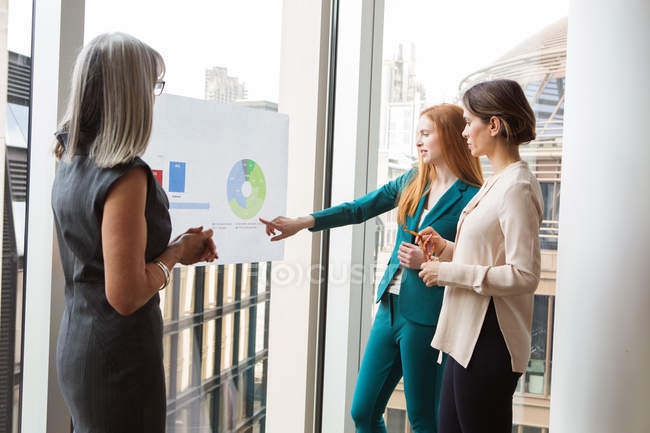 Geschäftsfrauen bereiten Präsentation im Besprechungsraum vor — Stockfoto