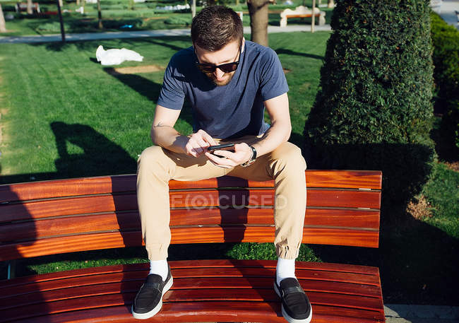 Man looking at mobile phone — Stock Photo