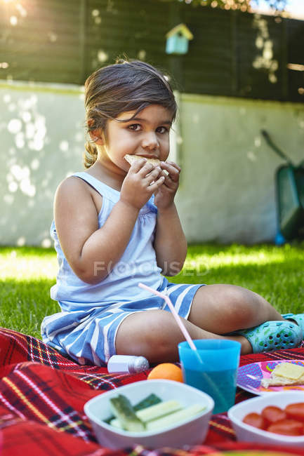 Young girl having picnic — Stock Photo