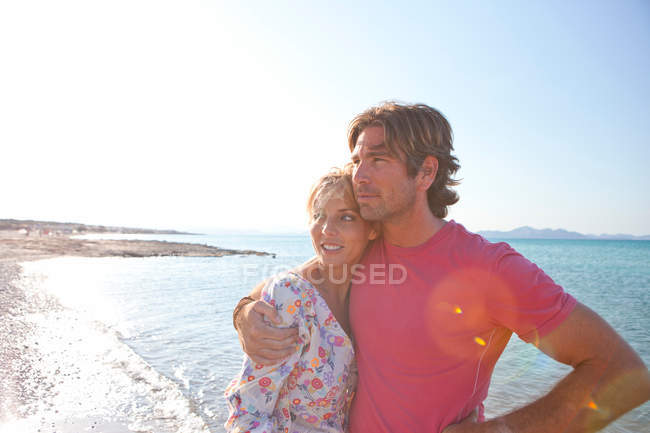 Couple câlin sur la plage — Photo de stock