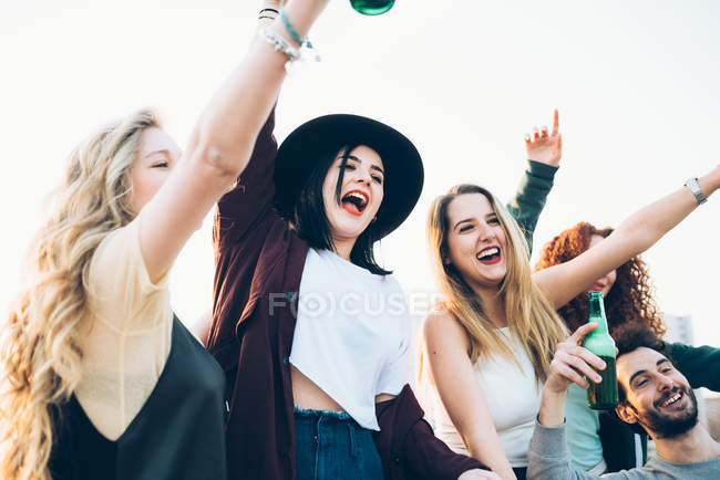 Grupo de amigos al aire libre, disfrutando de la fiesta - foto de stock